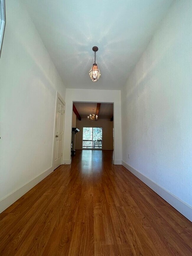 Building Photo - Large home in the Running Y