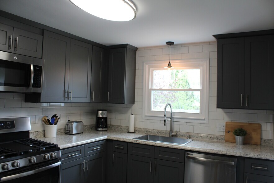 Building Photo - 1130 W 35th St