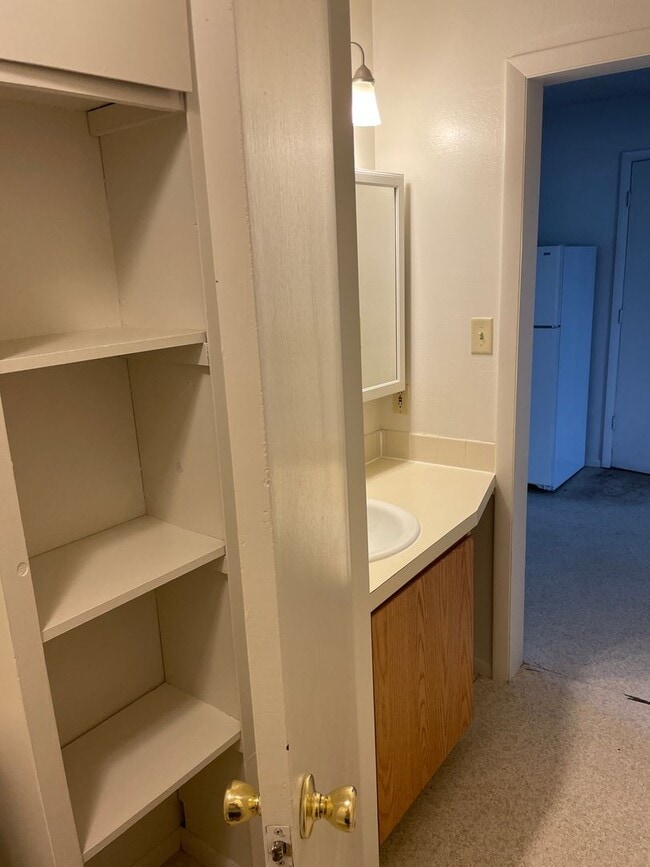 Building Photo - Sweet little Bungalow Near Old Town!