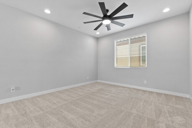 Building Photo - Stunning 3 Bedroom Home with SOLAR in Skye...