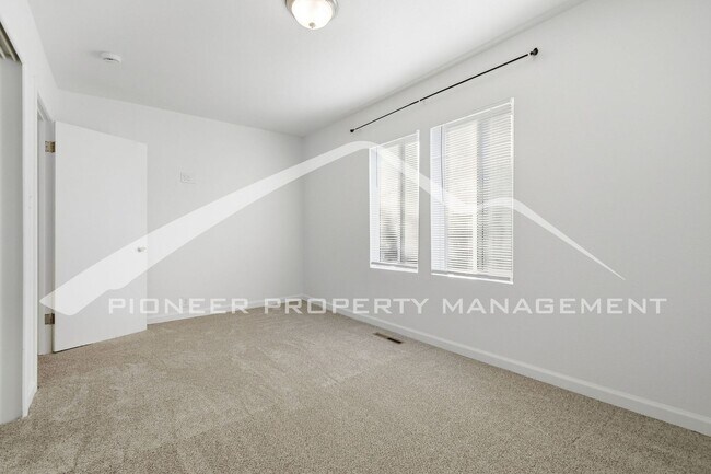 Building Photo - Charming Home with Central AC and Washer/Dryer