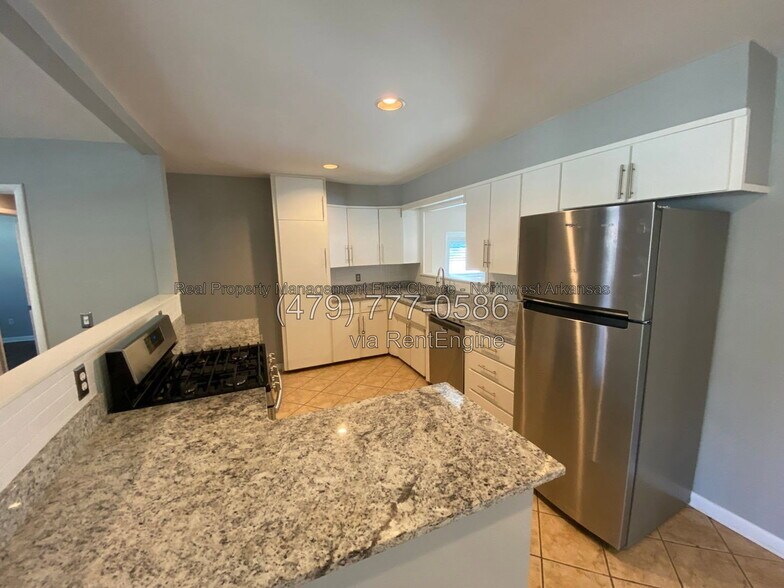 Building Photo - 2831 Strawberry Dr