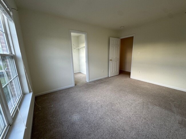 Building Photo - 105 Fredericksburg Dr