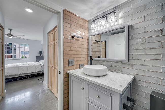 Building Photo - 2021 SE 10th Ave