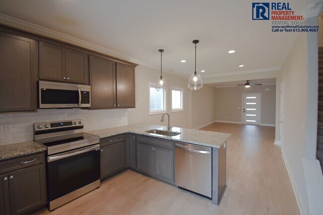 Building Photo - Gorgeous and modern 2 bedroom townhome in the heart of Murfreesboro w/ neighborhood pool, hi-spee...