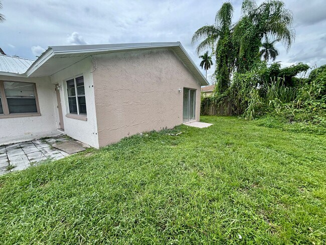 Building Photo - 4265 Desoto Ave