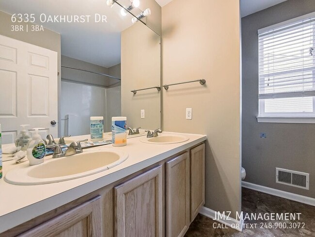 Building Photo - 6335 Oakhurst Dr