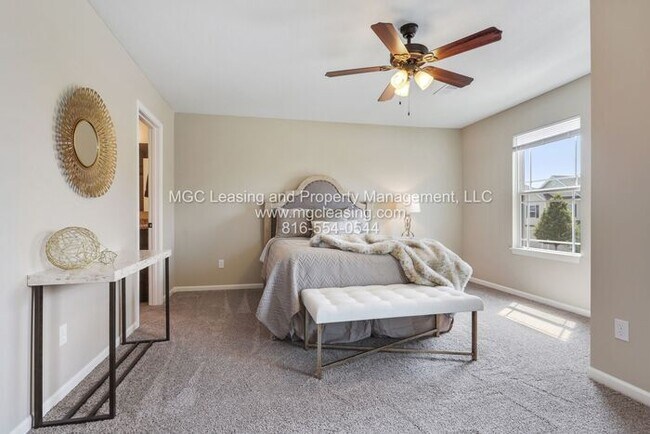 Building Photo - Elegant Finishes with Full Basement - North Kansas City!