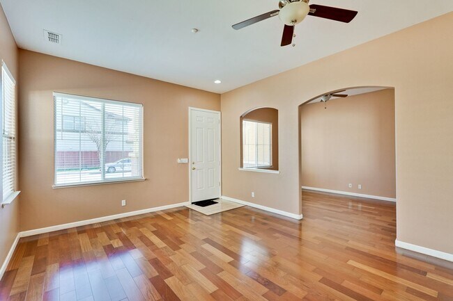 Building Photo - Spacious 3 Bedroom, 2 Bathroom Home with D...