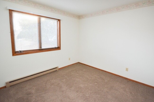 Building Photo - Secure Main Floor Condo w/ Garage!