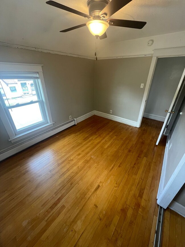 Building Photo - AVAILABLE NOW! - Gorgeous 3 Bedroom 1 Bath...