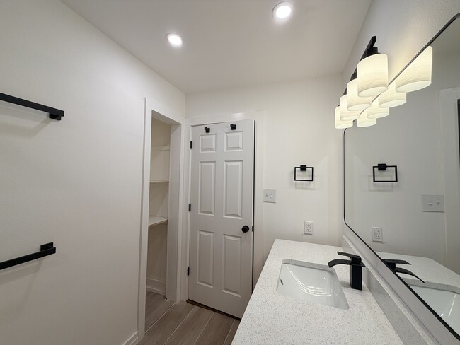 Building Photo - 914 Belmeade Dr