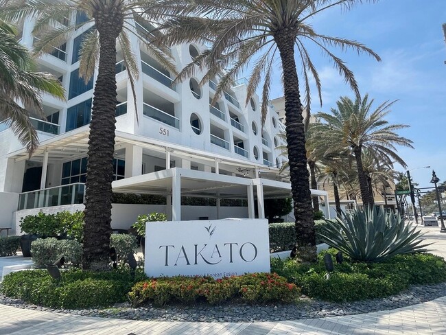 Building Photo - 3000 Riomar St