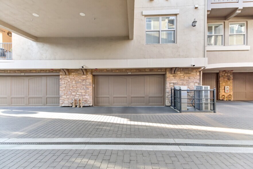 Building Photo - 2430 Pavilions Place Ln