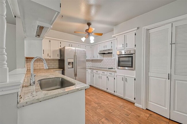 Building Photo - 1801 Laurel Oaks Dr