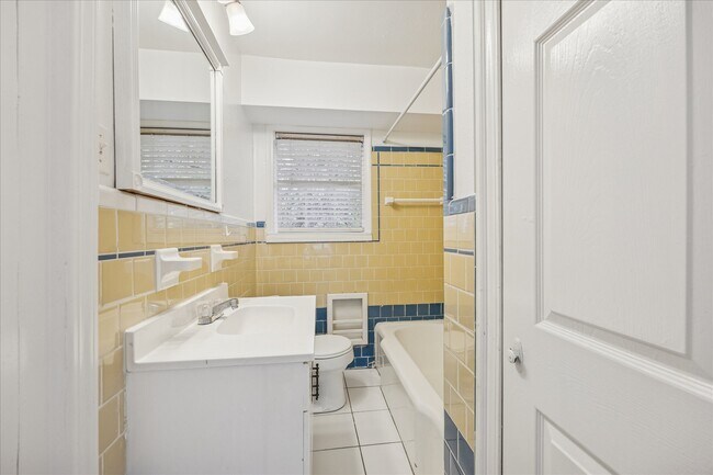 Building Photo - 218 W 15th St