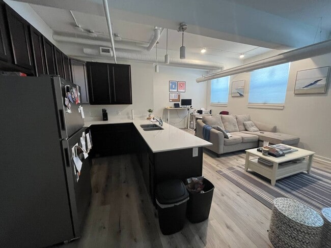 Building Photo - 487 Nott St