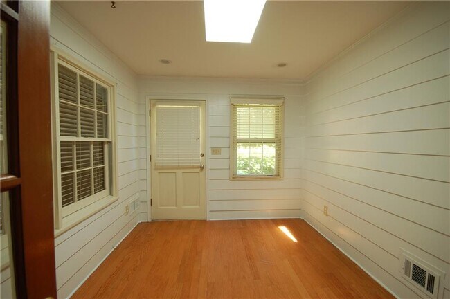 Building Photo - 2155 Heritage Heights