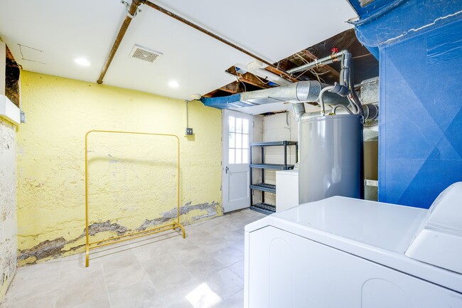 Building Photo - LEASE TAKEOVER - Perfect for Students!