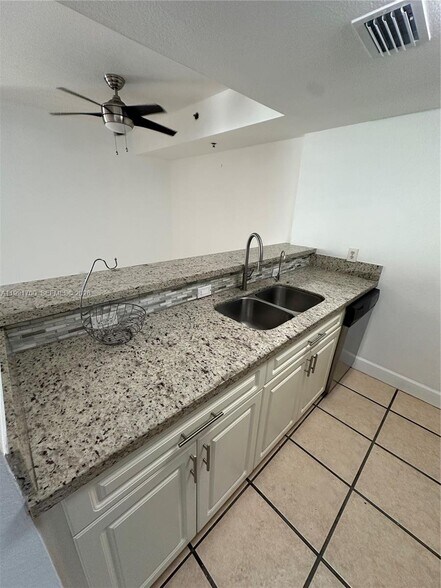 Building Photo - 814 NW 36th Ave