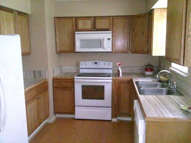Building Photo - Three bedroom with office and family room ...