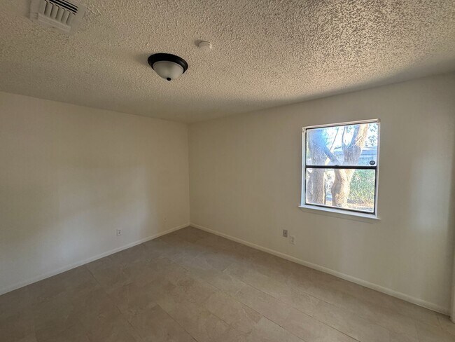 Building Photo - 913 N 19th St