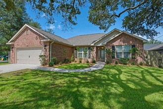 Building Photo - Charming, Pet-Friendly 4-Bedroom Oasis in Fort Walton Beach – Lawn Service Included!