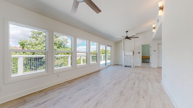 Building Photo - Fully renovated 4 Bedroom / 3 Bathroom hom...