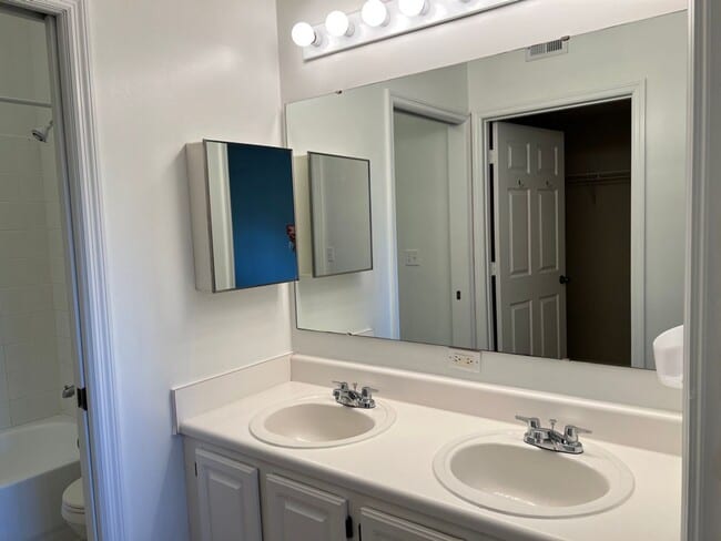 Building Photo - Spacious 2/2 in The Links at Haile #u131