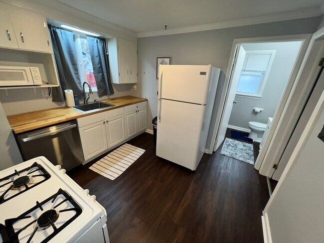 Building Photo - 610 Melville St