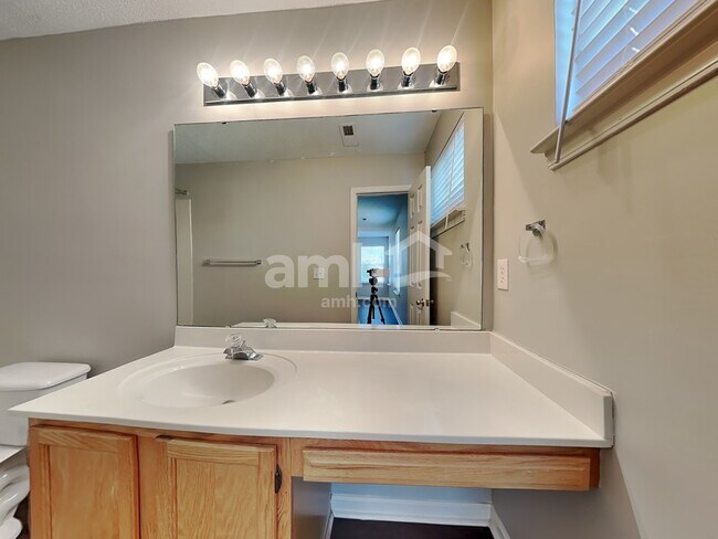 Building Photo - 121 Golden Crest Ct