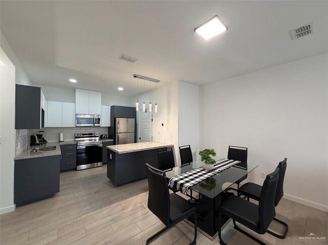 Building Photo - 9 Yuma Ave