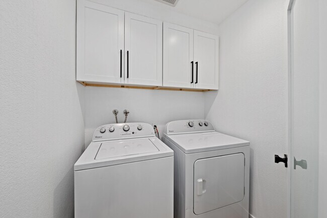 Building Photo - 352 Forest Hills Dr