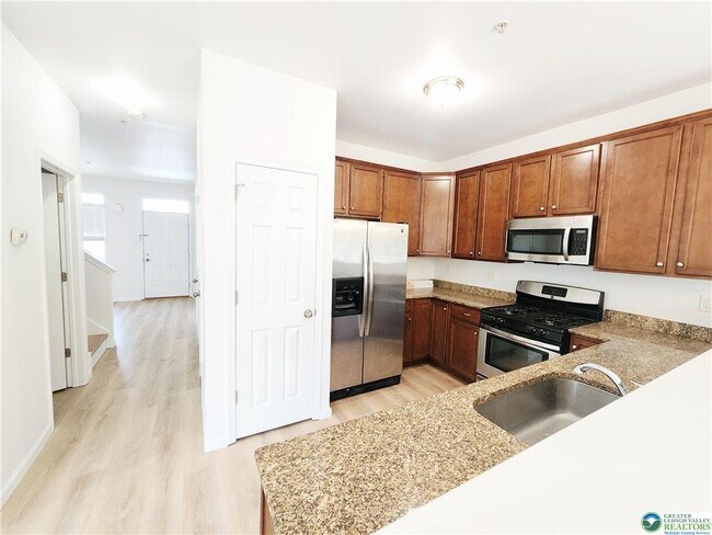 Building Photo - 937 King Way