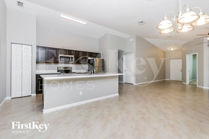Building Photo - 511 SW Nadell Ave