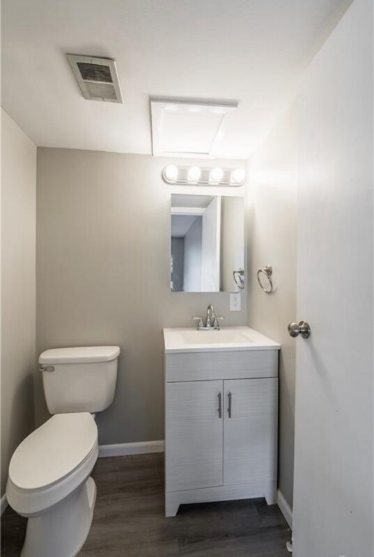 Building Photo - 1408 Long Island Ct