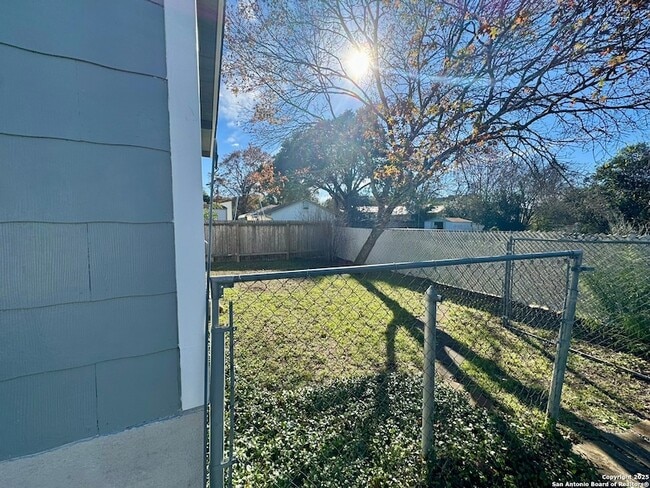 Building Photo - 207 E Terra Alta Dr