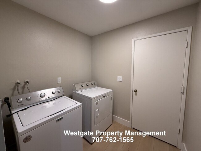 Building Photo - 678 Holly Ave