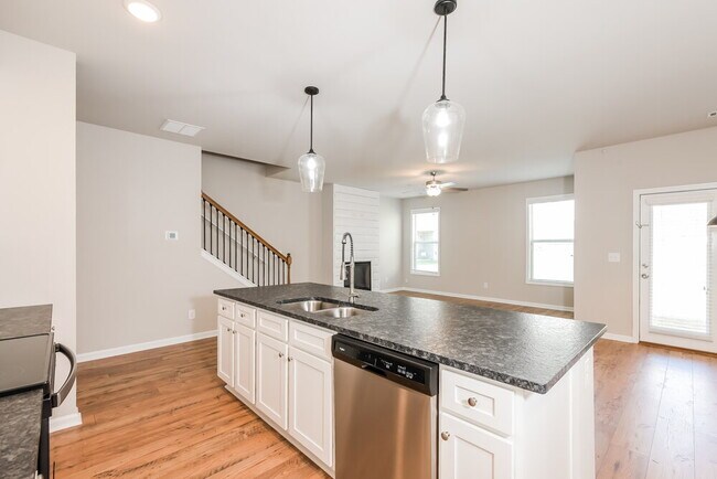 Building Photo - 1200 Spring Marsh Ct NE