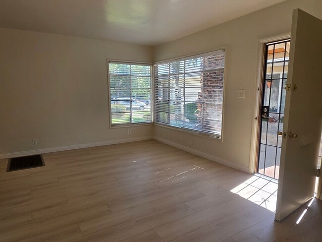 Building Photo - 2904 Sunset Ave