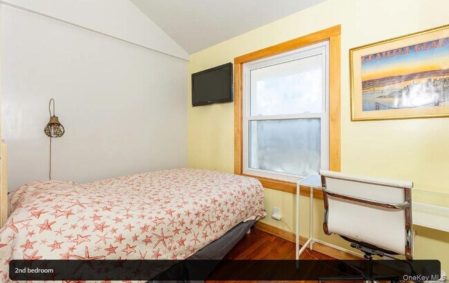 Building Photo - 91 S Penataquit Ave