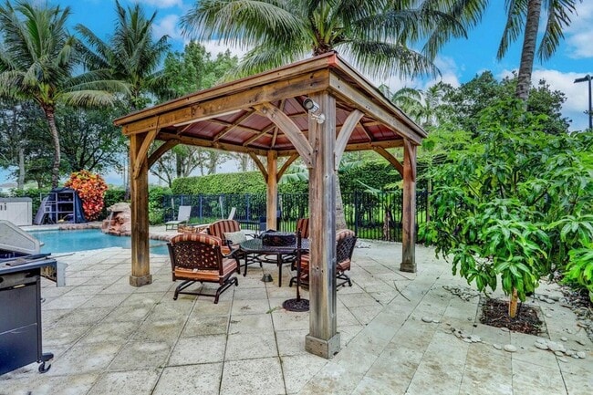 Building Photo - 748 Cresta Cir
