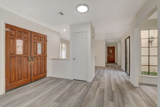 Building Photo - Single Story in the Heart of Las Vegas