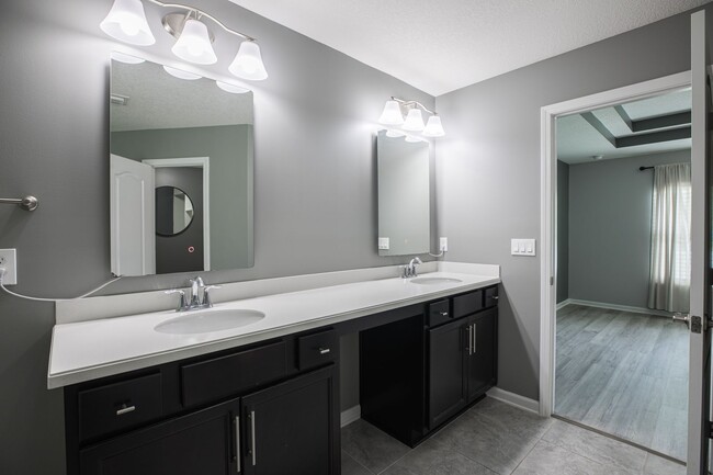 Building Photo - Stunning home in desirable neighborhood !