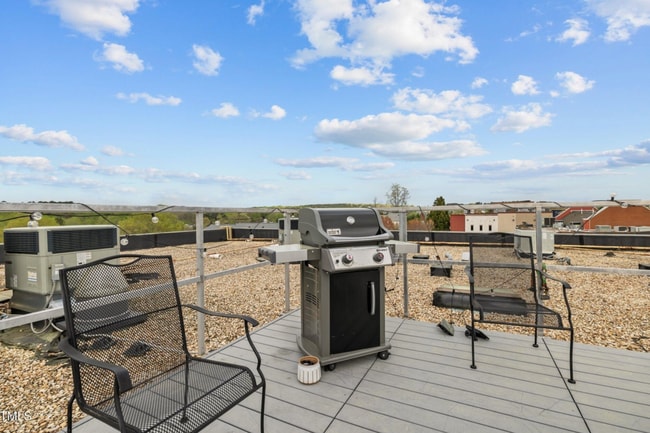 Building Photo - Furnished Top-Floor Condo with Rooftop Terrace Near UNC - Available NOW