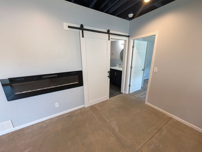 Building Photo - 5011 Clearwater Dr
