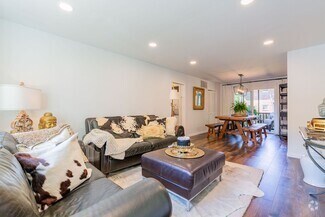 Building Photo - Fully Furnished 2 Bed/1 Bath Condo in High...