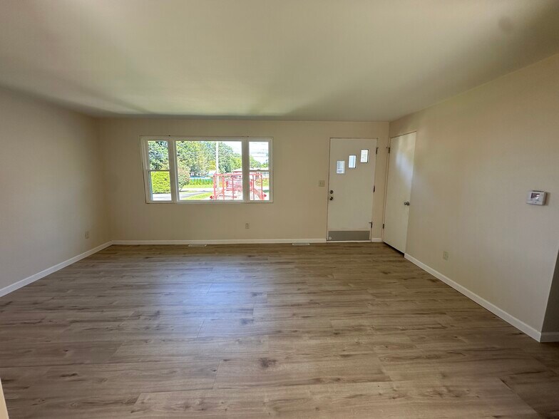 LIVING ROOM - 2218 Midland Dr