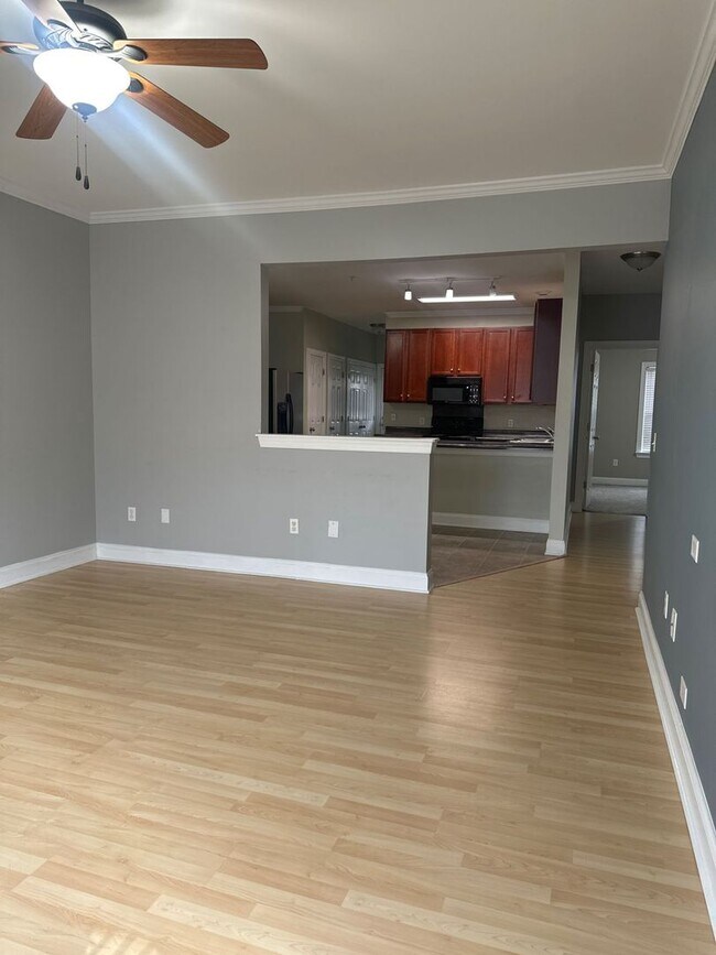 Building Photo - Available now! Lake-area living, 2 Bedroom Apartment