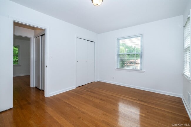 Building Photo - 25 Crosshill Rd
